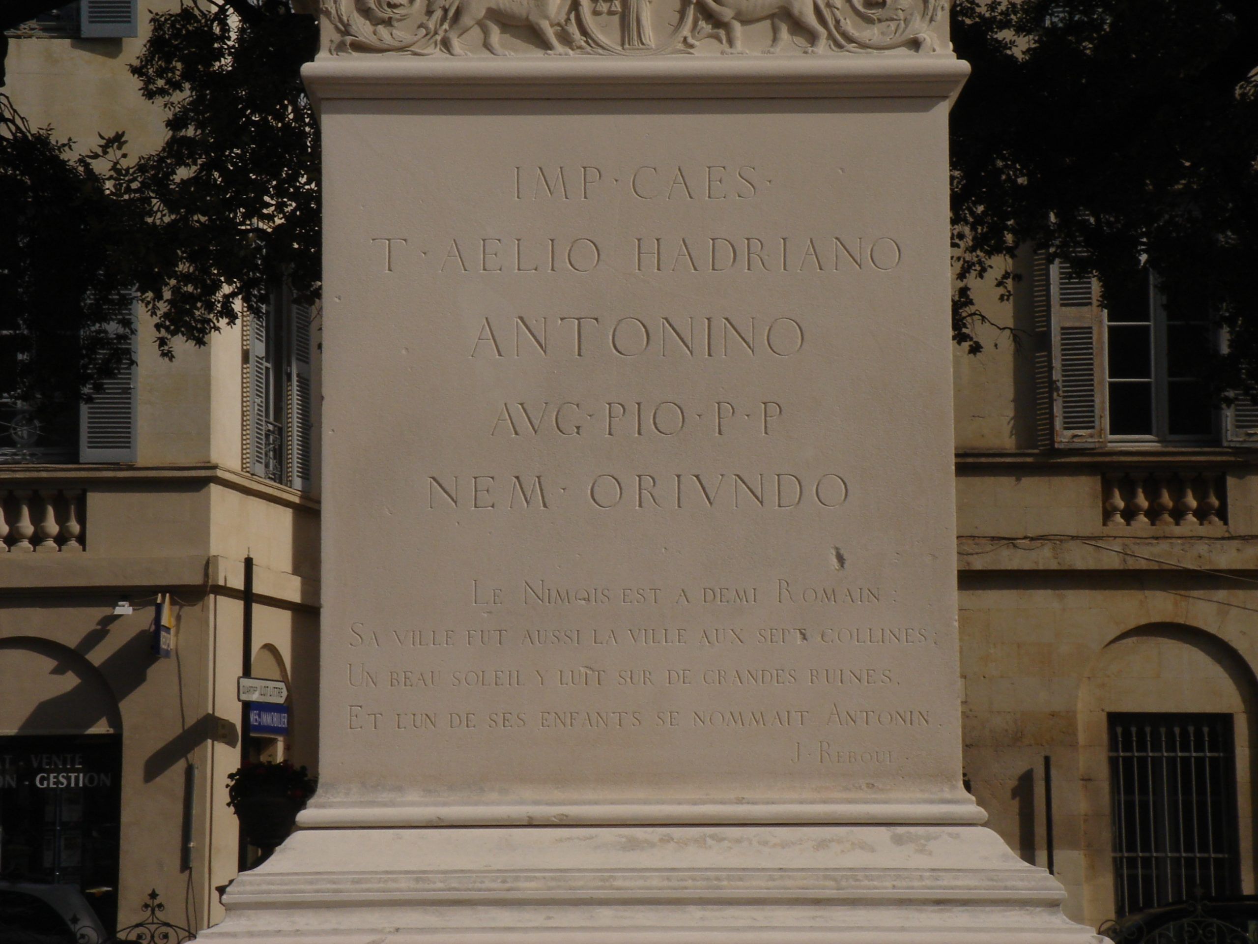 Inscription on the base of a statue of Antoninus Pius in Nîmes, written in Latin and French.
